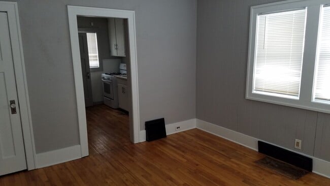 Building Photo - 2 bedroom 1 bath house