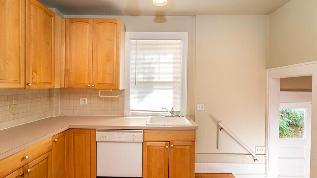 Building Photo - 823 Dewey Ave