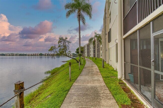 Building Photo - 115 Lake Emerald Dr