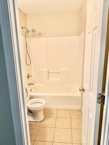 Second full bathroom featuring a shower and tub combo - 6281 Hunters Ridge Dr