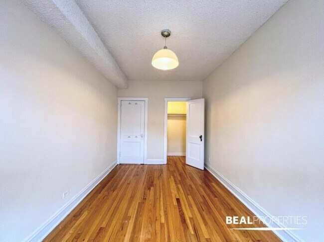 Building Photo - 1 bedroom in CHICAGO IL 60657