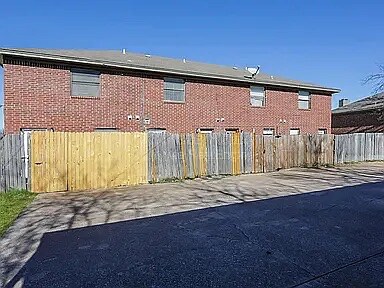 Building Photo - Room in Apartment on Shadydell Dr