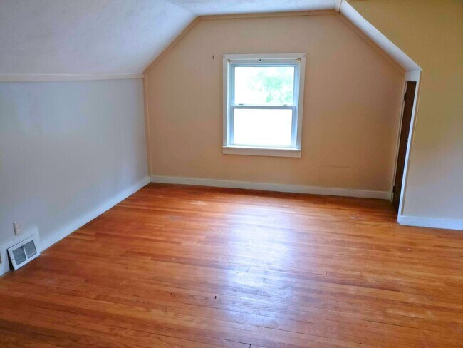 Building Photo - 4-Bedroom Home for Rent Summer 2026