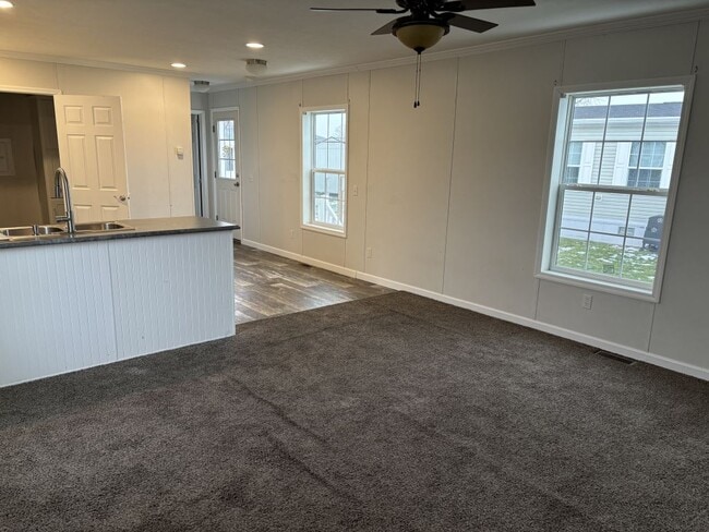 Building Photo - 825 Willowbrook Dr