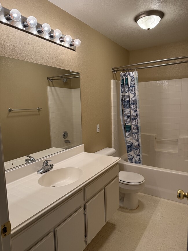 Building Photo - 590 Yarrow Dr