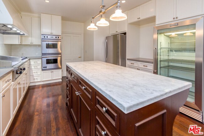 Building Photo - 1290 Sunset Plaza Dr