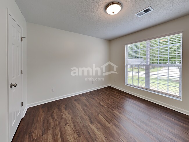 Building Photo - 860 Amelia Grove Ln SE