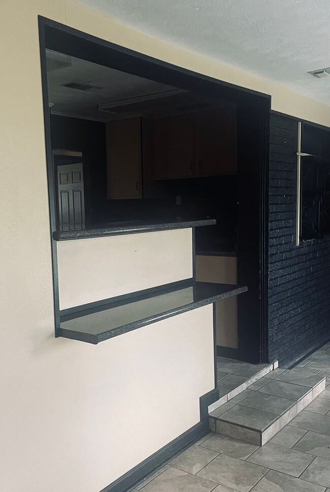 Building Photo - 3 Bedroom/1 Bath - Move/In Ready