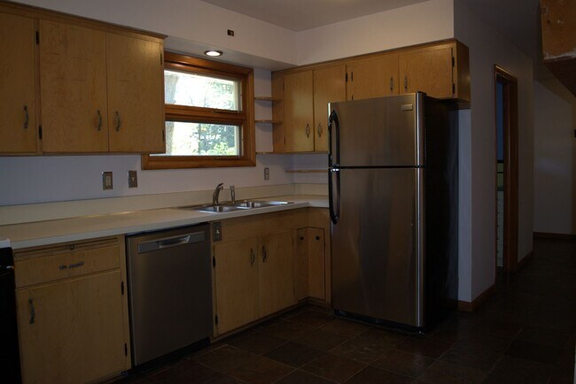 Building Photo - Marvelous 4 Bed 2.5 Bath House In Quarry H...