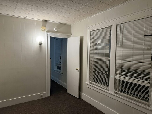 Building Photo - 323 Ash St