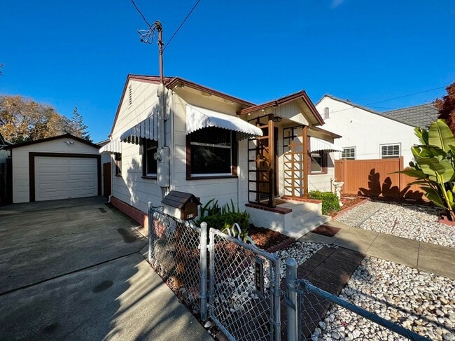 Building Photo - Absolutely Adorable One Bedroom Home Near Downtown Napa