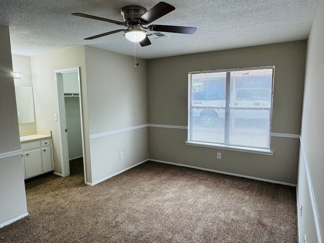 Building Photo - 3-Bedroom Gem !!