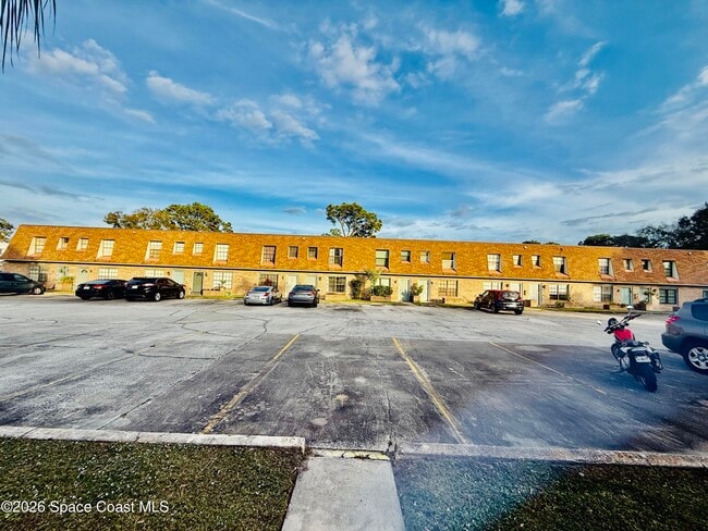 Building Photo - 1301 Arlington Ln NE