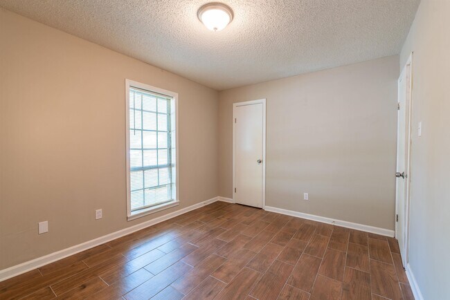 Building Photo - 4262 Sunnyslope Dr