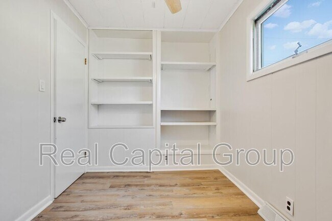 Building Photo - 305 Cable St