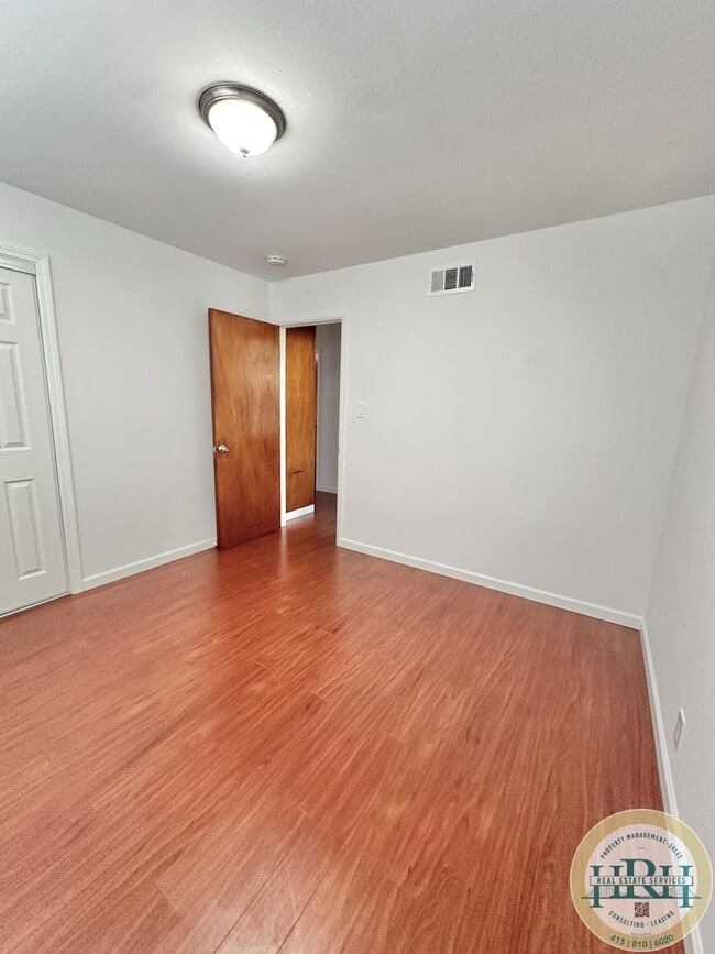 Building Photo - Spacious & Bright 3BR|2BA House in the Hea...