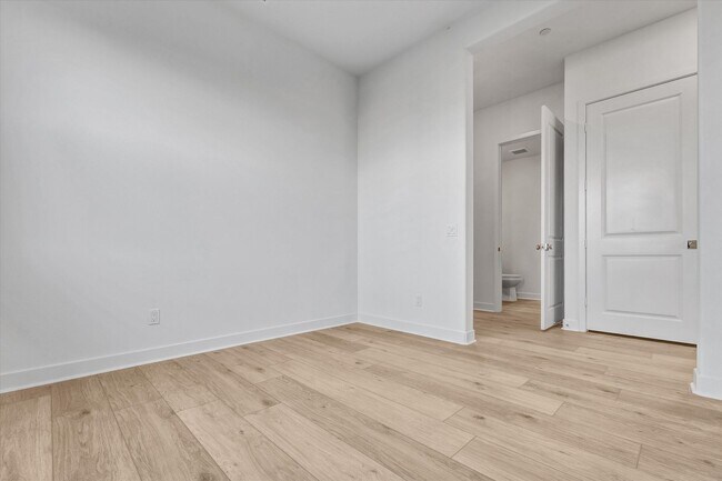 Building Photo - Large Modern Town Home with Oversize Backyard Guarded Luxury Neighborhood