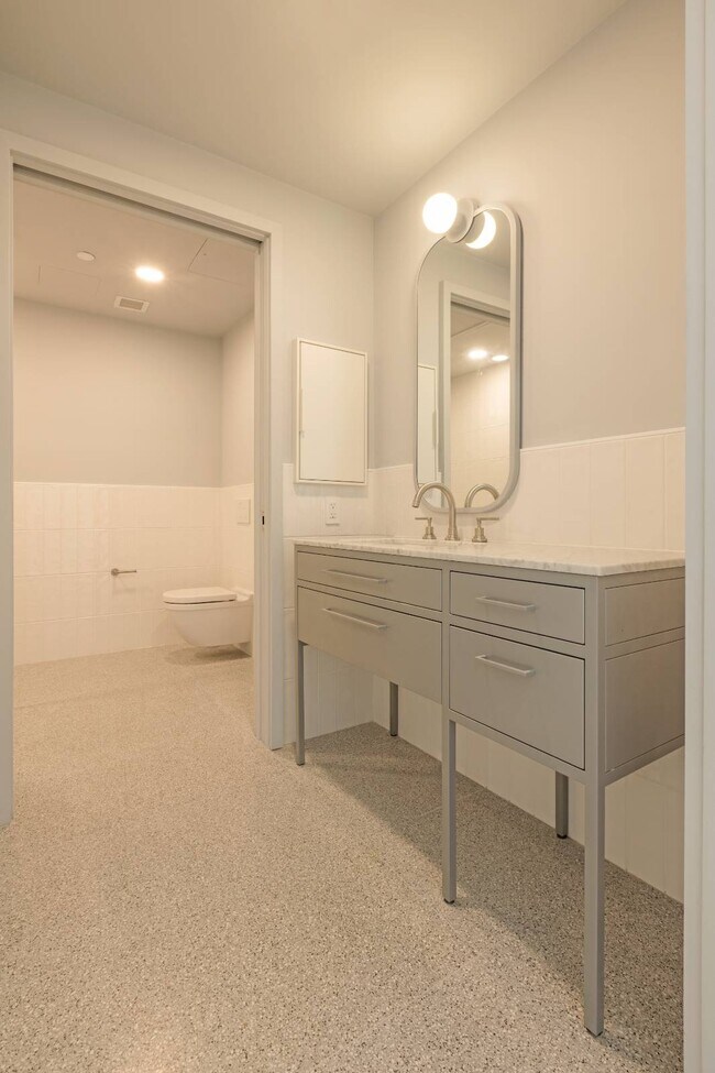 Building Photo - 547 W 47th St