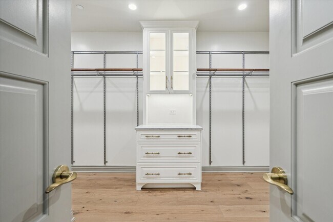 Building Photo - 1717 Bissonnet St