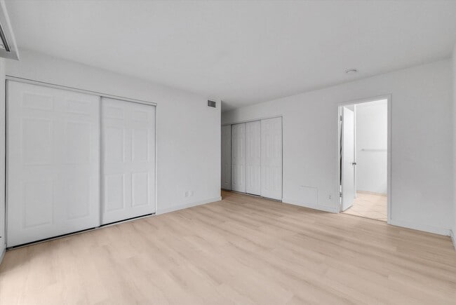 Building Photo - "Rare Single-Story Remodel: Modern 3BR End-Unit in University Park