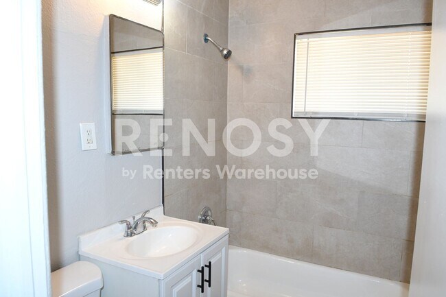 Building Photo - Remodeled 2 Br 1 Ba Unit in a Four Plex Near 15th Ave and Indian School in Phoenix