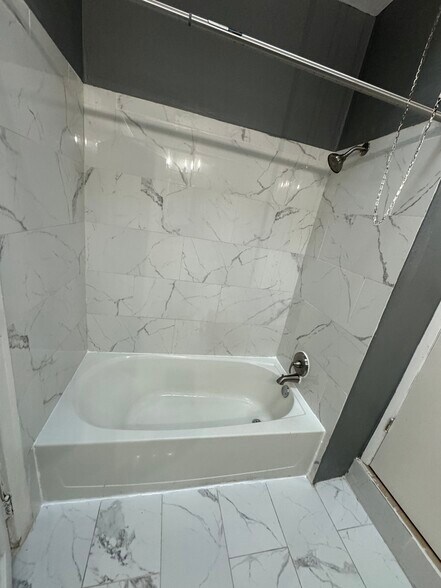 Bathroom - 1870 Conlyn St