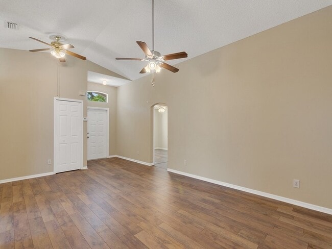 Building Photo - 962 E 13th Square