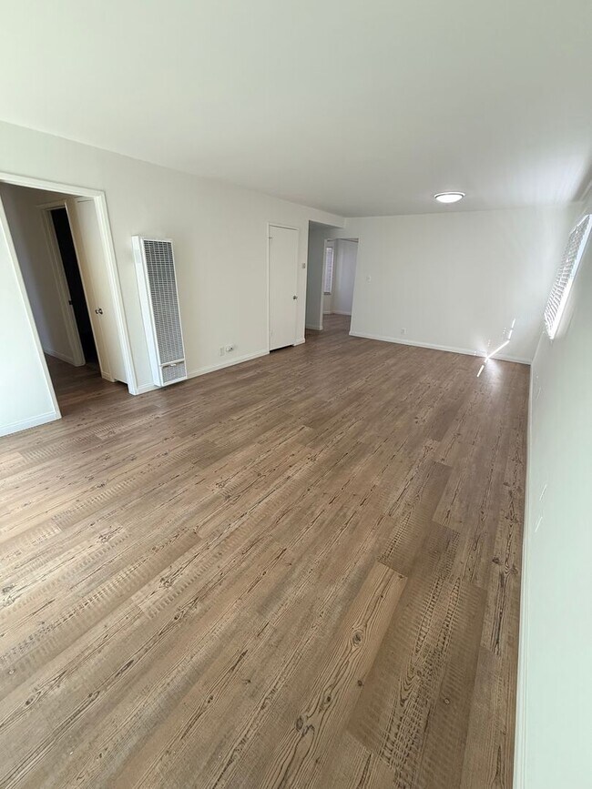 Building Photo - 4 bedroom home in LB with Large backyard now ready to rent!