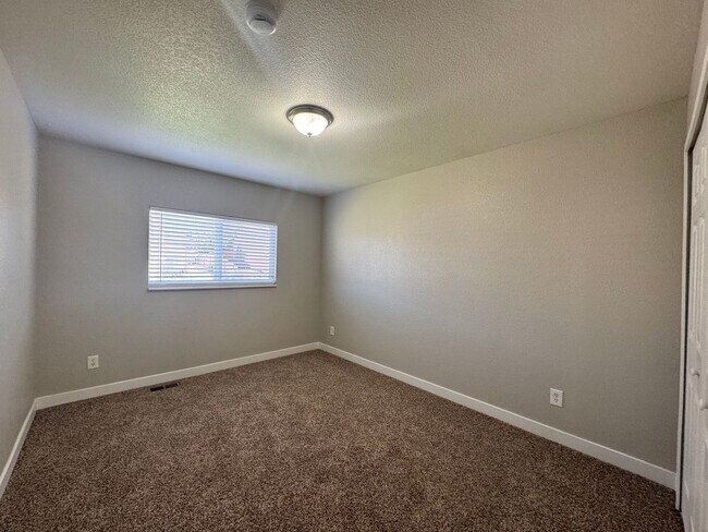 Building Photo - Updated 5 Bedroom Home