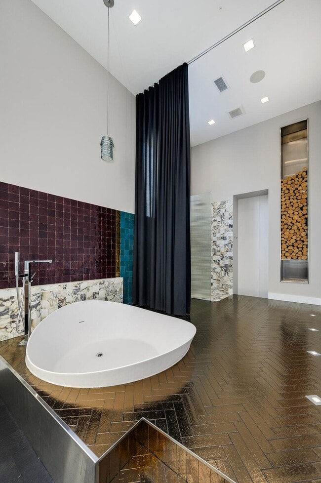 Building Photo - 1019 N Wolcott Ave