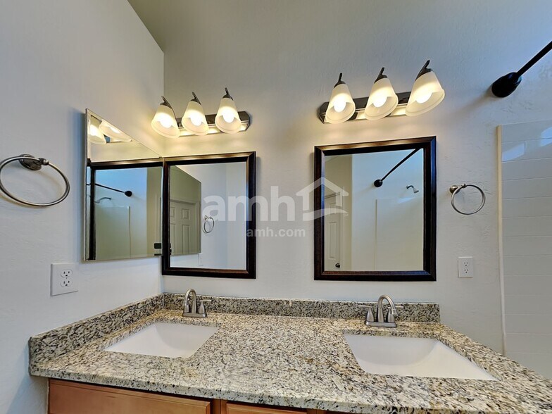 Building Photo - 22972 W Gardenia Dr