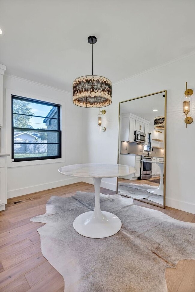 Building Photo - Beautifully furnished short-term rental in...