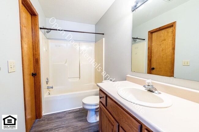 Building Photo - 1420/1422 Flagstone