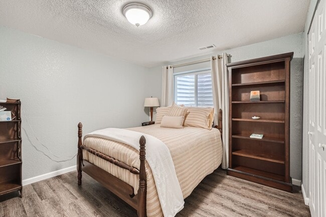 Building Photo - Beautiful 5 BDR Louisville Home/ Private Backyard