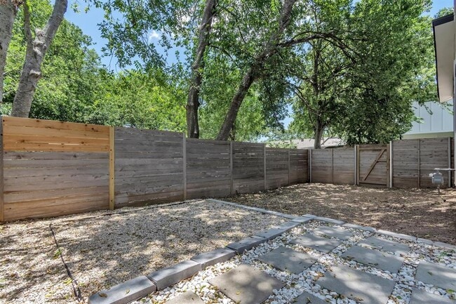 Building Photo - 408 W Odell St