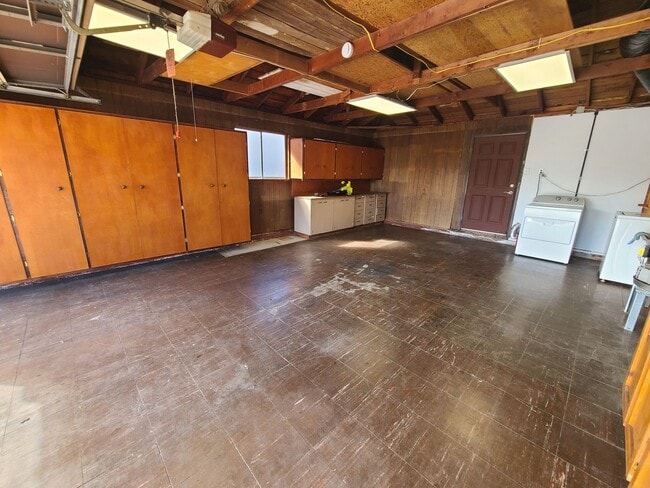 Building Photo - Spacious 4 bed 2 bath + 2 car garage & lar...