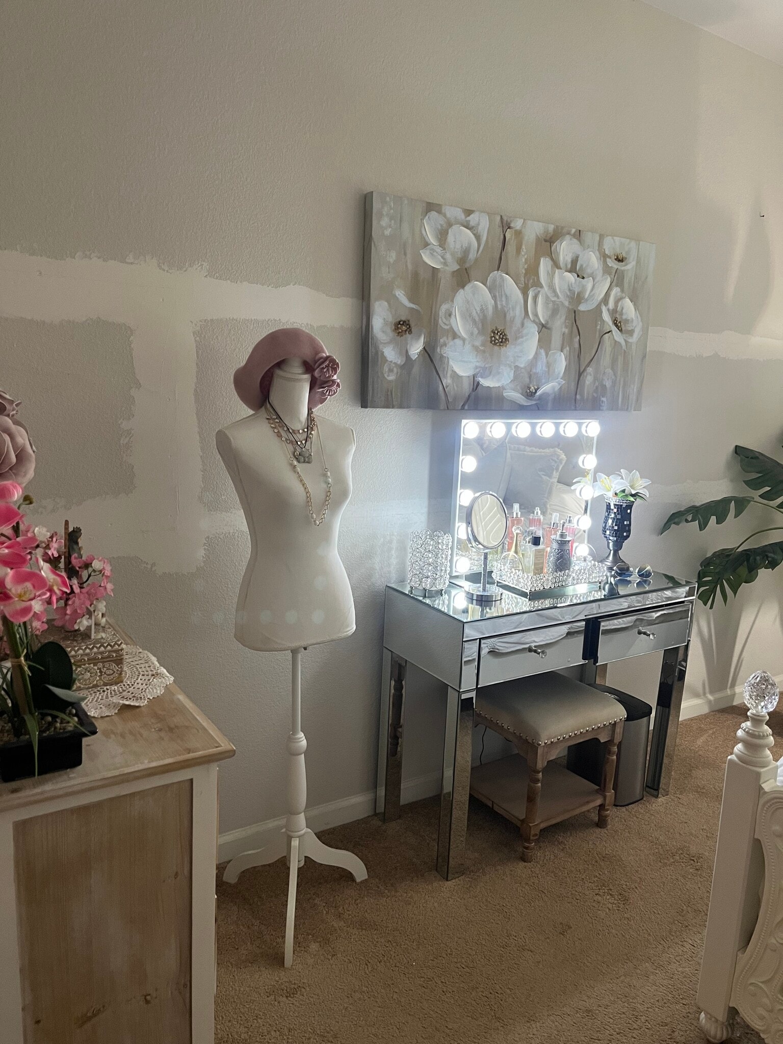 Building Photo - 1432 S Hart Dr