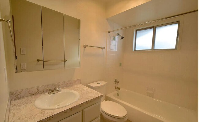 Building Photo - Charming and clean 1 bed/1 bath in nice close-in Northeast Portland Neighborhood!