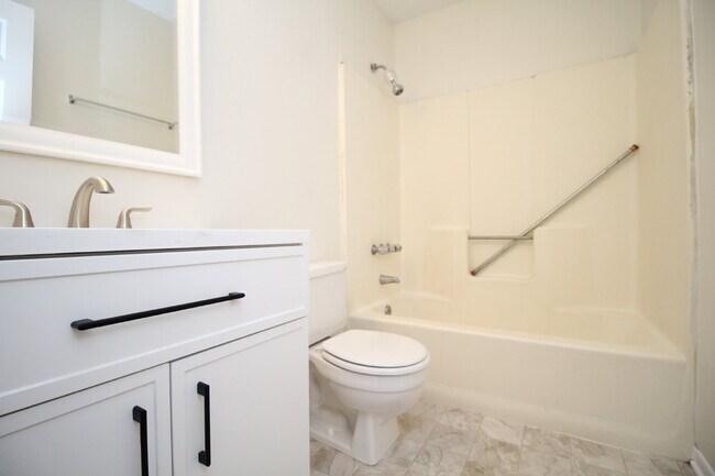 Building Photo - Freshly Updated 2BR Unit Near Old Palafox Hwy with New Wood-Look Flooring, Vaulted Ceilings & Uti...