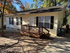 Building Photo - Recently Updated 3 Bedroom 1 Bath Home in ...