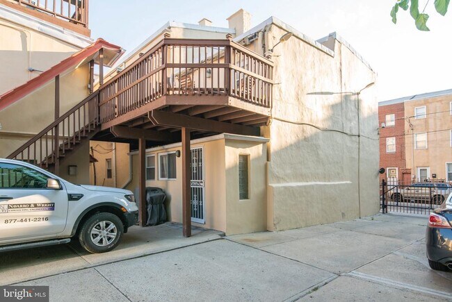 Building Photo - 515 W Girard Ave