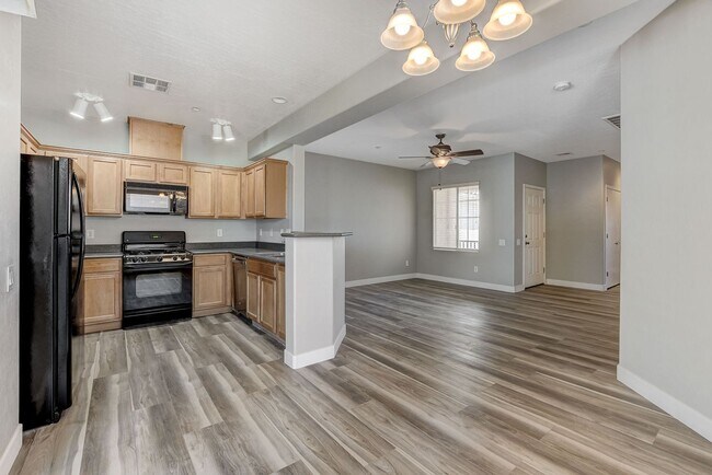 Building Photo - 3 Bedroom Condo