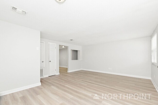 Building Photo - 3 BR/1BA | Newly Renovated Single Family Home |  Fenced backyard | In Jacksonville!