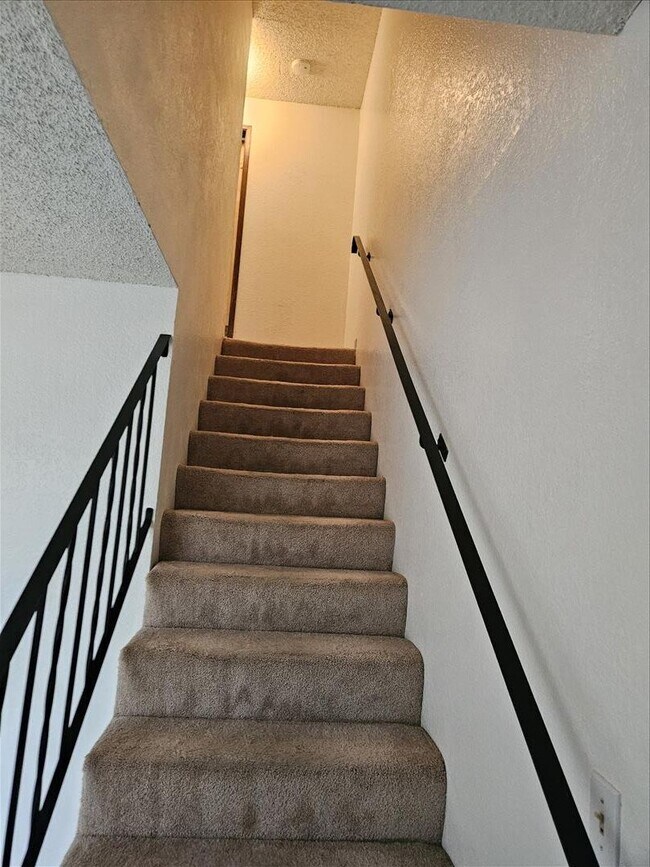 Building Photo - Remodeled 2/1.5 Townhome in a Quiet Fourplex