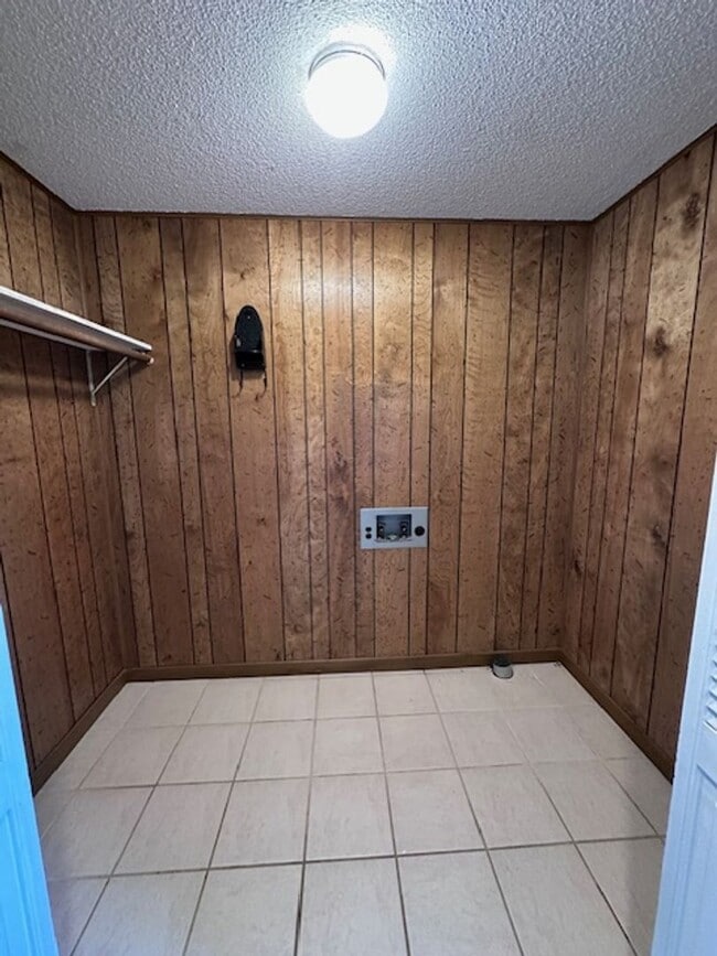 Building Photo - Maryville 37803 - 5 bedroom, 3 bath home - Contact Karen Robertson (865) 454-7626