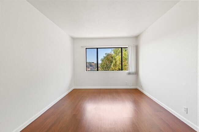 Building Photo - Spacious & Central 3BR/2.5 BA Town Home