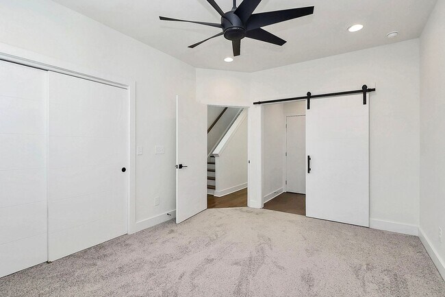 Building Photo - Stunning 3 Bedroom Townhome Near Uptown Ch...