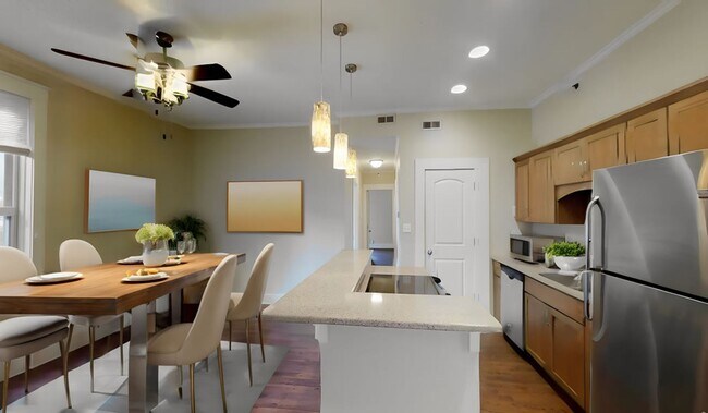 Building Photo - 3 bedroom, 2 bath apartment located in the...