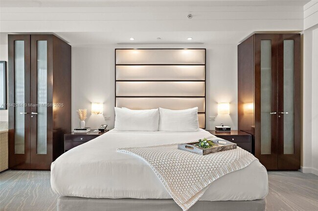 Building Photo - 4391 Collins Ave