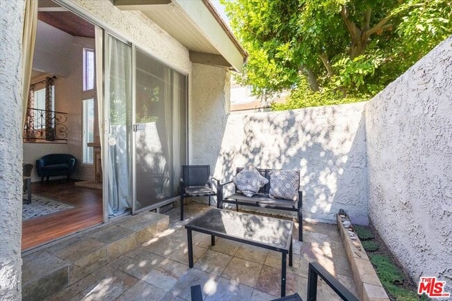 Building Photo - 11848 Moorpark St